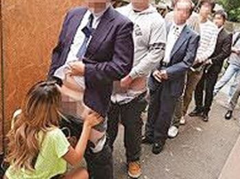 100円でフェラしてくれる行列の耐えないギャルふーどる巨乳ギャルフェラのアダルトエロ動画