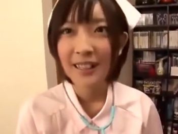 ナースコスプレな巨乳娘が素人宅に突撃→生ハメ開始！巨乳美少女コスプレのアダルトエロ動画