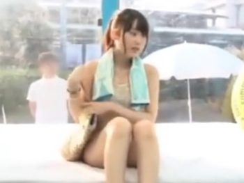 彼氏の傍でキモ童貞に中出しされちゃった素人娘素人美少女水着中出しのAVエロ動画