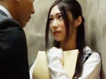 同じビルの美人OLとエレベーターに乗り合わせ社内パコ巨乳お姉さんOLの無料エロ動画