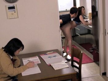 すぐ近くに家族がいるのに母親にパコパコしまくるマザコン息子！人妻熟女近親相姦円城ひとみ春原未来音羽文子久保今日子艶堂しほり竹内瞳春菜はな高瀬智香のアダルト動画