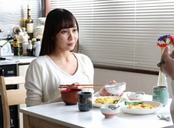 清楚顔の黒髪美少女が謝礼の誘惑に負けパコ→無許可中出しで足腰ガクガク美少女中出しの無料エロ動画