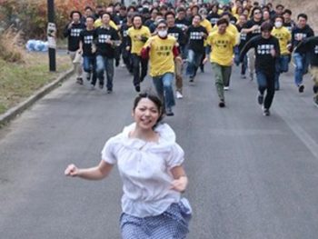 抜群の手コキフェラテクで他人棒ザーメンぶっこ抜いた巨乳人妻巨乳痴女人妻フェラの無料ポルノ動...