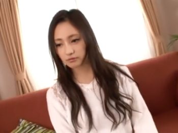 スレンダーでスタイル抜群の美女が穴空きズボンを履いて即ハメお姉さん顔射のエッチ動画