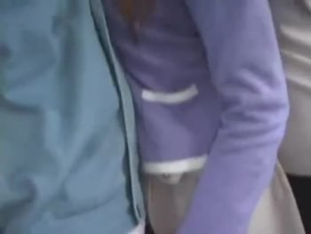 欲求不満な人妻が公共バスで男を痴漢誘導してチンポしゃぶっちゃう！痴女人妻熟女フェラ手コキ痴漢露出の無料エロ動画