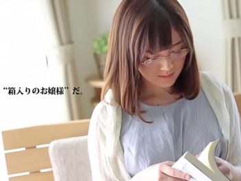 裕福な家庭で育ってお金に困ってないのにSEX好き過ぎてAVデビューしちゃった箱入りお嬢様美少女コスプレめがね鈴原エミリのアダルトエロ動画