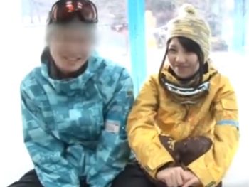 彼氏の横でマッサージ体験→案の定中出し寝取られちゃった素人娘素人美少女中出しマッサージの無料アダルト動画