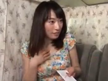 初対面男とパコ→中出しされちゃう子持ちセレブ素人妻素人人妻熟女中出しの無料AV動画