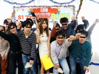 爆乳娘の素人解禁！キモファンの前で嫌な顔1つせず手コキ＆フェラ巨乳お姉さんフェラ手コキRIONのアダルト動画