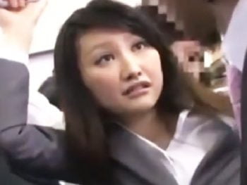 通勤ラッシュ時の電車でスーツのパンツが破れて痴漢被害に遇うOL巨乳OL痴漢のエロ動画
