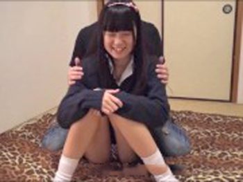 可愛くてまだあどけないJKちゃんを制服着たまま着衣で生ハメ中出し！素人女子校生中出しのエロ動画