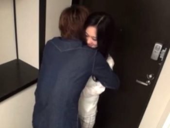 イケメンの家にくるなり即ハメ始める爆乳セフレに中出し巨乳中出しハメ撮りのセクシー動画