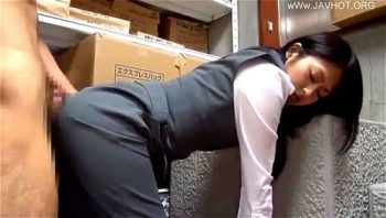 タイトスカート姿の美人OLに股間をこすりつけ美尻に発射OL痴女ぶっかけのAV無料動画