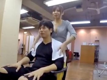 おチンポを舐めて誘惑してくる淫乱美容師と店内パコｗ巨乳お姉さん痴女のアダルト動画