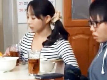 家族団欒を装うもコタツの中で息子のチンポを勃起させて母子交尾ｗ人妻近親相姦のアダルト動画