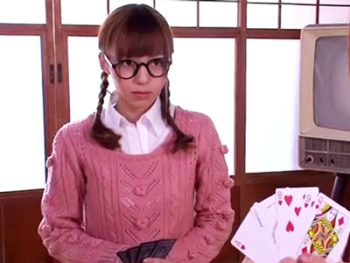 トランプでの負けを生ハメSEXで有耶無耶にするメガネ痴女ｗ美少女痴女顔射希志あいののアダル...