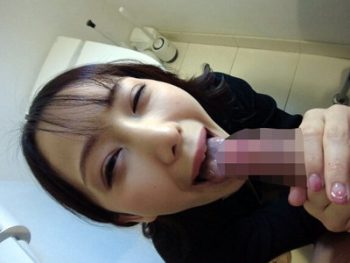 巨乳のお姉さんと精飲旅行♪一般人の通るすぐ側でごっくんフェラチオ♡お姉さんパイパン顔射フェラのアダルト動画