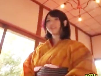色白モチ肌の美乳美少女の浴衣をはだけさせて中出しファック！素人美少女中出しハメ撮りの無料アダルト動画
