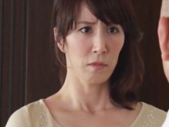 弱みを握った美熟女妻にレオタードを着せてNTRレイプ！人妻熟女顔射レイプのアダルト動画