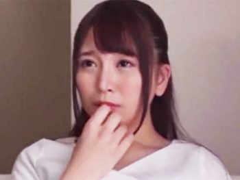 隣人の男に欲求不満を見抜かれ夫のそばでイラマレイプされる美人妻人妻イラマチオレイプのエロ動...