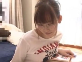 メガネ巨乳な幼馴染がおっぱい見せてきたので即ハメ巨乳お姉さんめがねのアダルト動画
