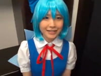 貧乳コスプレイヤーのプチエヴァちゃんを連れ込んで玄関先でイラマチオ美少女コスプレ顔射イラマチオのエロ動画