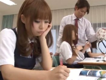 清楚な美少女JK達が思春期特有の性欲に支配されて学内パコ開始女子校生美少女乱交のエロ動画