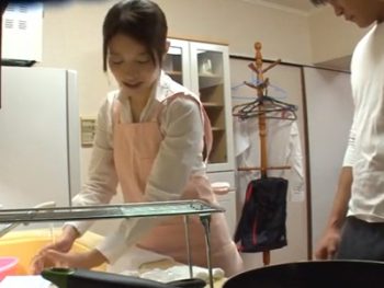 素人娘を自宅に連れ込み→ケツにぶっかけるまでの一部始終を盗撮！素人美少女盗撮のアダルトエロ動画