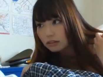 真面目に見えてガチむっつりなお姉さんが朝勃ちチンポに我慢できずにフェラ開始美少女お姉さんフェラ手コキパイズリのアダルト動画