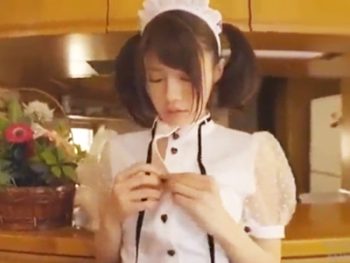 アイドル系妹メイドが自分から腰振りまくる淫乱パコ→ニーソ足コキ奉仕までｗｗ美少女妹痴女コスプレ手コキのアダルトエロ動画