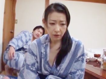 久しぶりに再会した母に女を感じ禁断近親に踏み切った息子巨乳人妻近親相姦のエロ動画