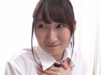 彼氏からは何も見えない状況で黒人とNTR中出しセックス！女子校生美少女中出しのアダルト動画