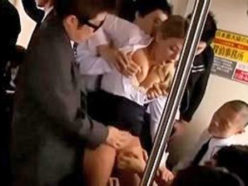 日本の電車で集団痴漢被害を受けるメガネの外国人英語教師巨乳めがねレイプ乱交痴漢の無料アダルト動画