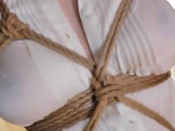 緊縛マニアで荒縄が食い込むほどにイッてしまうドM妻巨乳人妻3Pのエロ動画