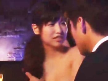 おっパブ店員のさすがの躰に我慢できずそのまま店内でばれないようにパコ巨乳お姉さんのエロ動画