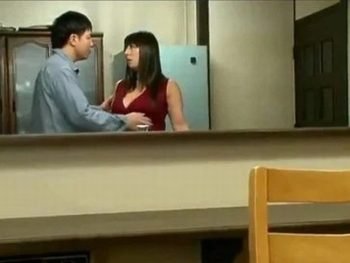 昔から美人で変わらない母の友人…仄かに寄せていた想いをぶちまけて一線越え！巨乳痴女人妻熟女のAV動画