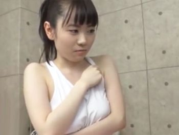 童顔なのにしっかり巨乳の美少女が一生懸命にチンポを手コキ＆フェラ抜き巨乳美少女フェラ手コキのアダルト動画