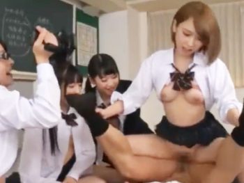 痴女JK達と制服着衣のまま乱交で種付け！女子校生美少女痴女中出し乱交のアダルト動画