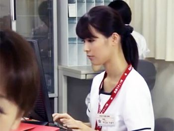 入院患者がカワイイ女性看護師さんをロックオン→夜勤中にベッドに引きずりこむ！お姉さんコスプレ看護婦レイプのアダルト動画