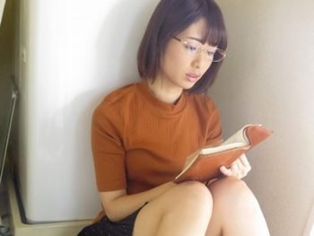 眼鏡で真面目で少し地味…結婚3年目のどこにでもいそうな人妻が夫の旧友とｗ人妻めがね川上奈々美のアダルト動画