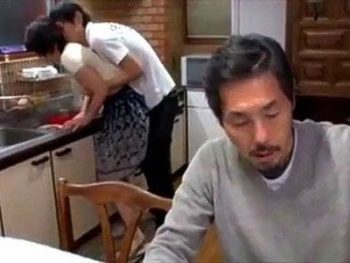 父親が居間にいながらも身体を求めてくるマザコン息子との近親相姦巨乳人妻近親相姦のアダルト動画