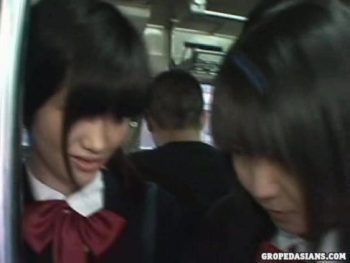 痴漢軍団が黒髪JK2人をレイプし倒して制服からハミ出る巨乳にぶっかけ巨乳女子校生美少女ぶっかけレイプ乱交痴漢のエロ動画