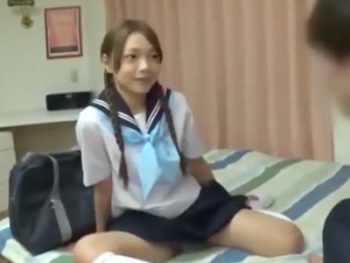 パイパンJKが童貞の生チンポを膣内に受け入れｗ女子校生美少女童貞パイパン中出しのアダルト動画