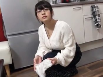 お掃除好きの真面目そうな巨乳女子大生が自分からハメ応募して初めての生中出し体験美少女めがね中出しハメ撮りの無料アダルト動画