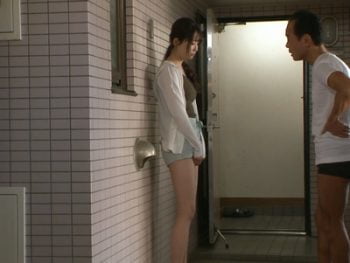 欲求不満で隣の喘ぎ声が気になってしまった女子大生…エロ親父に見透かされて絶倫チンポの虜にｗ痴女人妻のアダルト動画