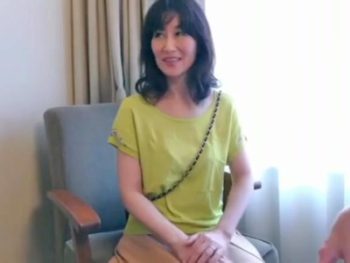 アラフィフ素人熟女が若い男二人に責められ痙攣逝きフィニッシュ素人熟女中出しナンパ3Pのエッチ動画