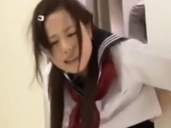 エレベーターに挟まっちゃって身動きが取れない美少女JKにチンポ挿入して中出し女子校生美少女中出しのエロ動画