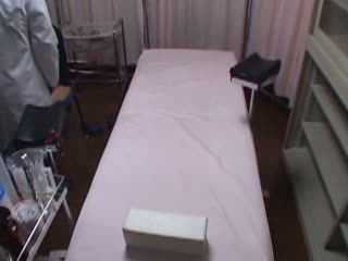 不妊症の相談に来た人妻をレイプ中出しする悪徳医師人妻中出しレイプのアダルト動画