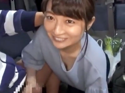 買い物帰りのぐうかわ素人妻さんにカメラとチンポ向けた結果→恥じらいながら手コキフェラ素人お...