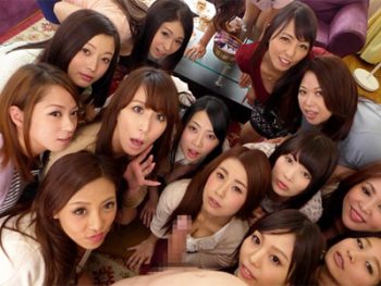 近所のエロ妻は欲求不満！チンポを見ねだられ超ハーレム状態で中出し乱交セックスｗ巨乳痴女人妻熟女中出し乱交のアダルト動画